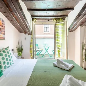 https://fontana-di-trevi-5-stelle-proietti-appartament.it-romehotels.com