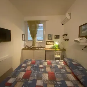 Piccolo E Indipendente A Garbatella , Roma Italia